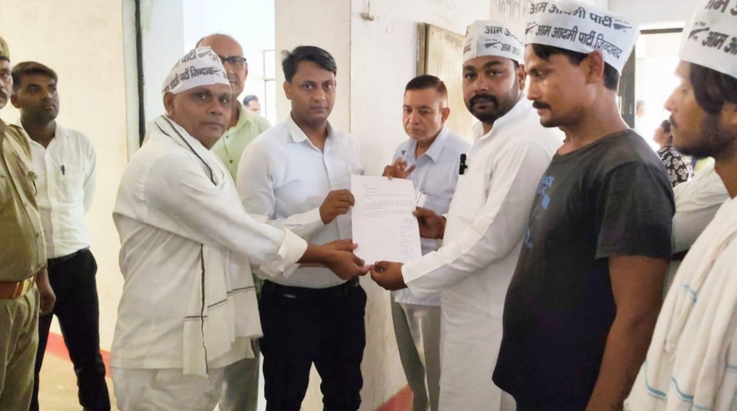 विभिन्न मांगों को लेकर एसडीएम नायब तहसीलदार को पत्रक सौंपते आप कार्यकर्ता।संवाद