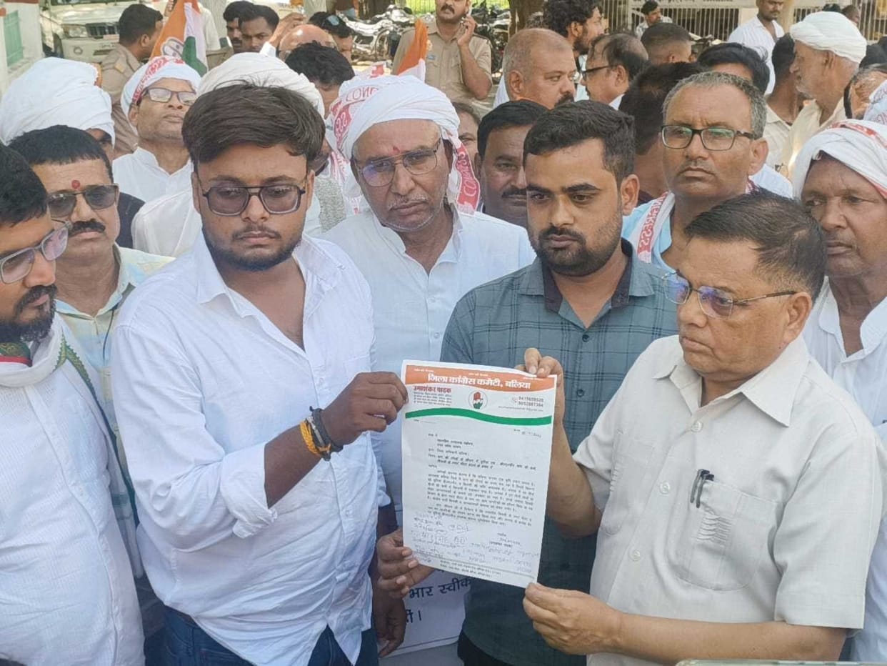 Congress members, coming out in support of the students, staged a protest at the Collectorate and submitted a memorandum.