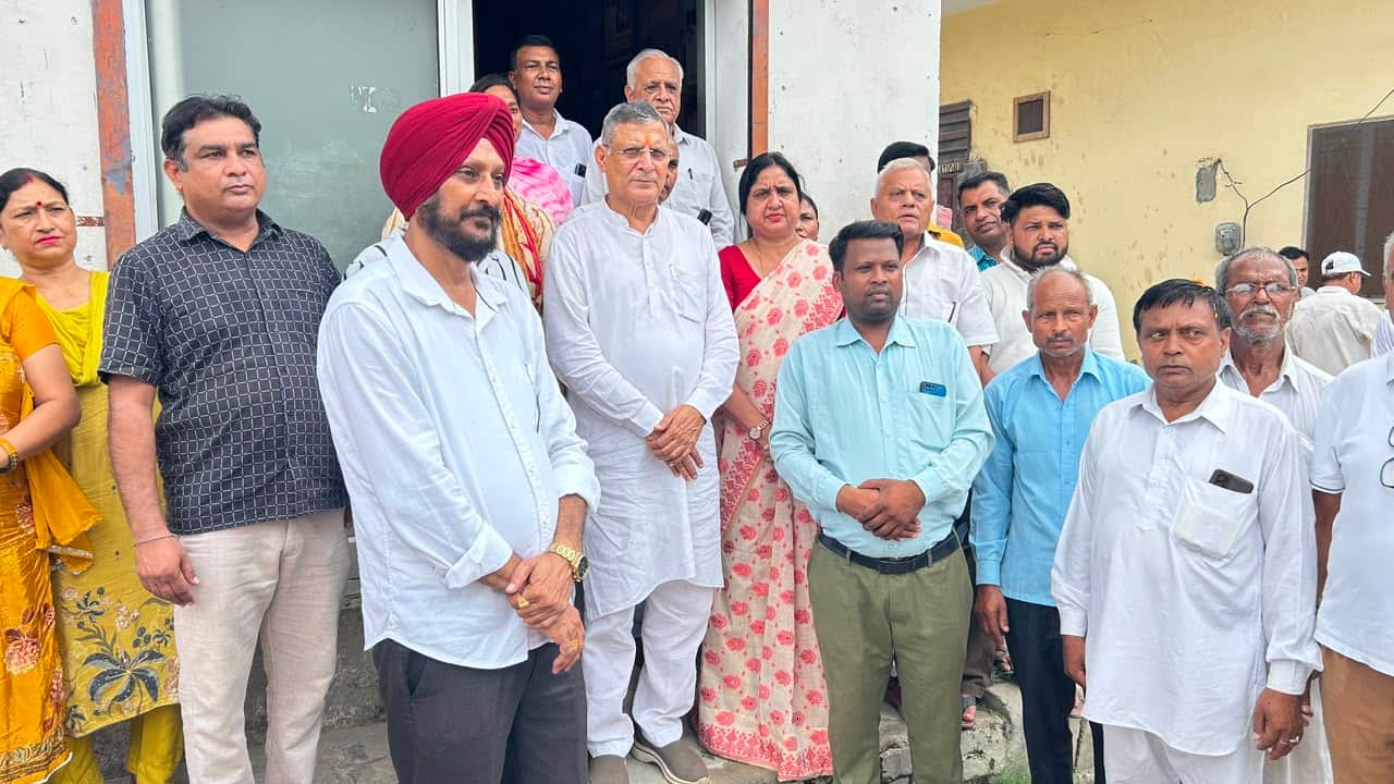 आईपीएस के शिलान्यास के दौरान मौजूद मेयर सुमन बहमनी, पूर्व मंत्री कंवर पाल और अन्य। प्रवक्ता