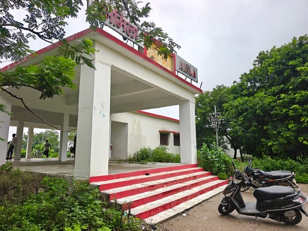 अमिला रेलवे स्टेशन पर निर्माण के दौरान नही बना रैम्प, सीढी से चढ़कर जाते है दिव्यांग
