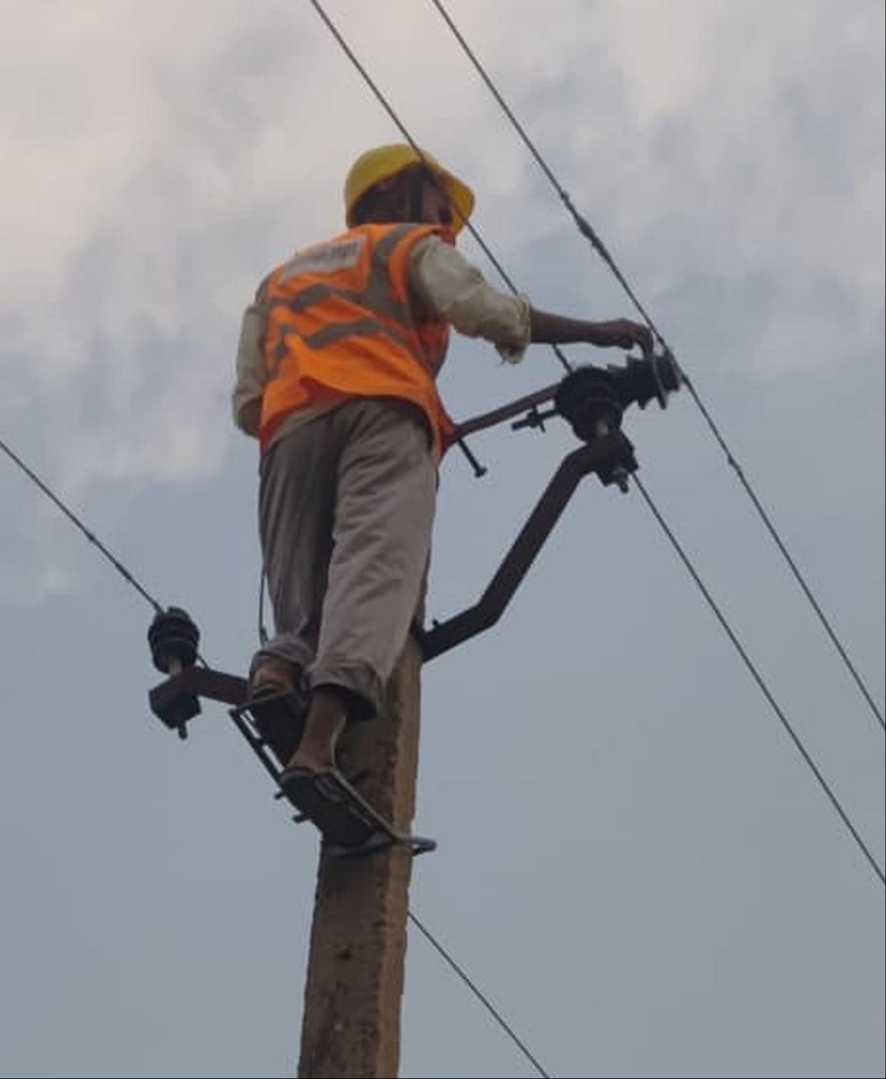 Power supply system collapses due to a fault.