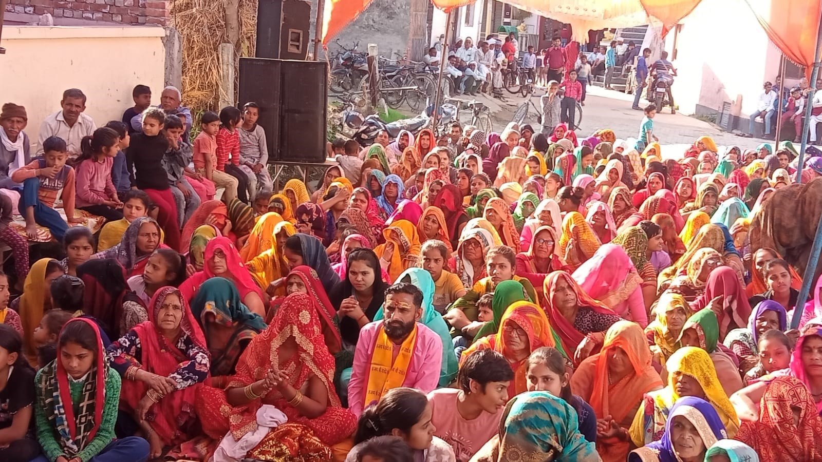 अनूपशहर में चल रही भागवत कथा सुनते श्रद्धालु। संवाद