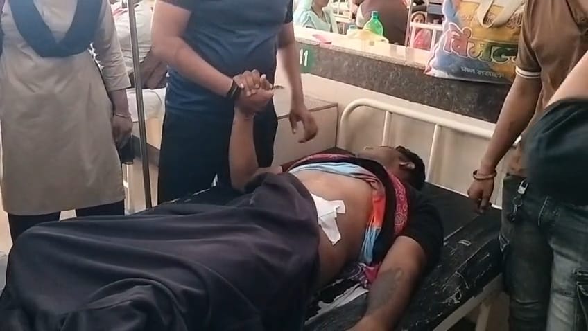 अस्पताल में भर्ती गार्ड और चाकू मारकर भागता आरोपी