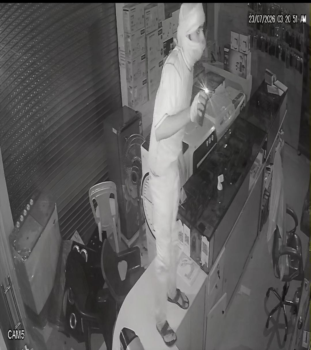 Goods worth Rs 15 lakh stolen by breaking the shutter of mobile and electronic showroom