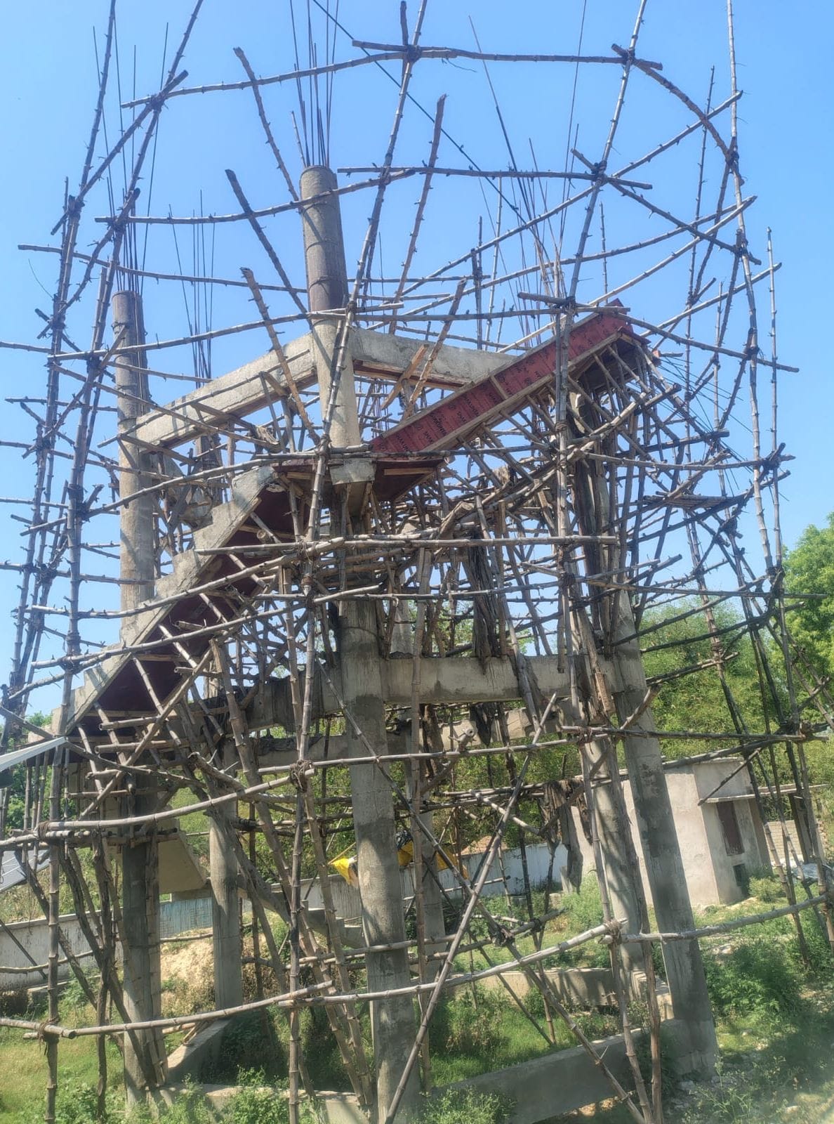 अधिकांश परियोजनाएं विभिन्न कारणों से अधूरी पड़ी हैं
