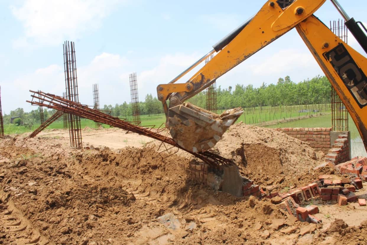 Bulldozer razes illegal colony in Vyaspur