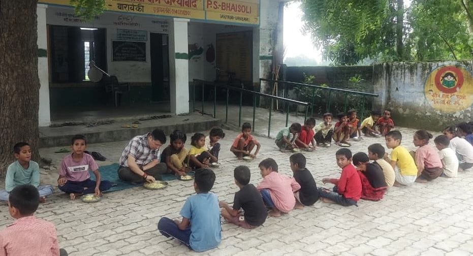 बीएसए खुद बच्चों के साथ जमीन पर बैठ गए और भोजन की गुणवत्ता परखने के लिए उनके साथ ही मध्याह्न भो