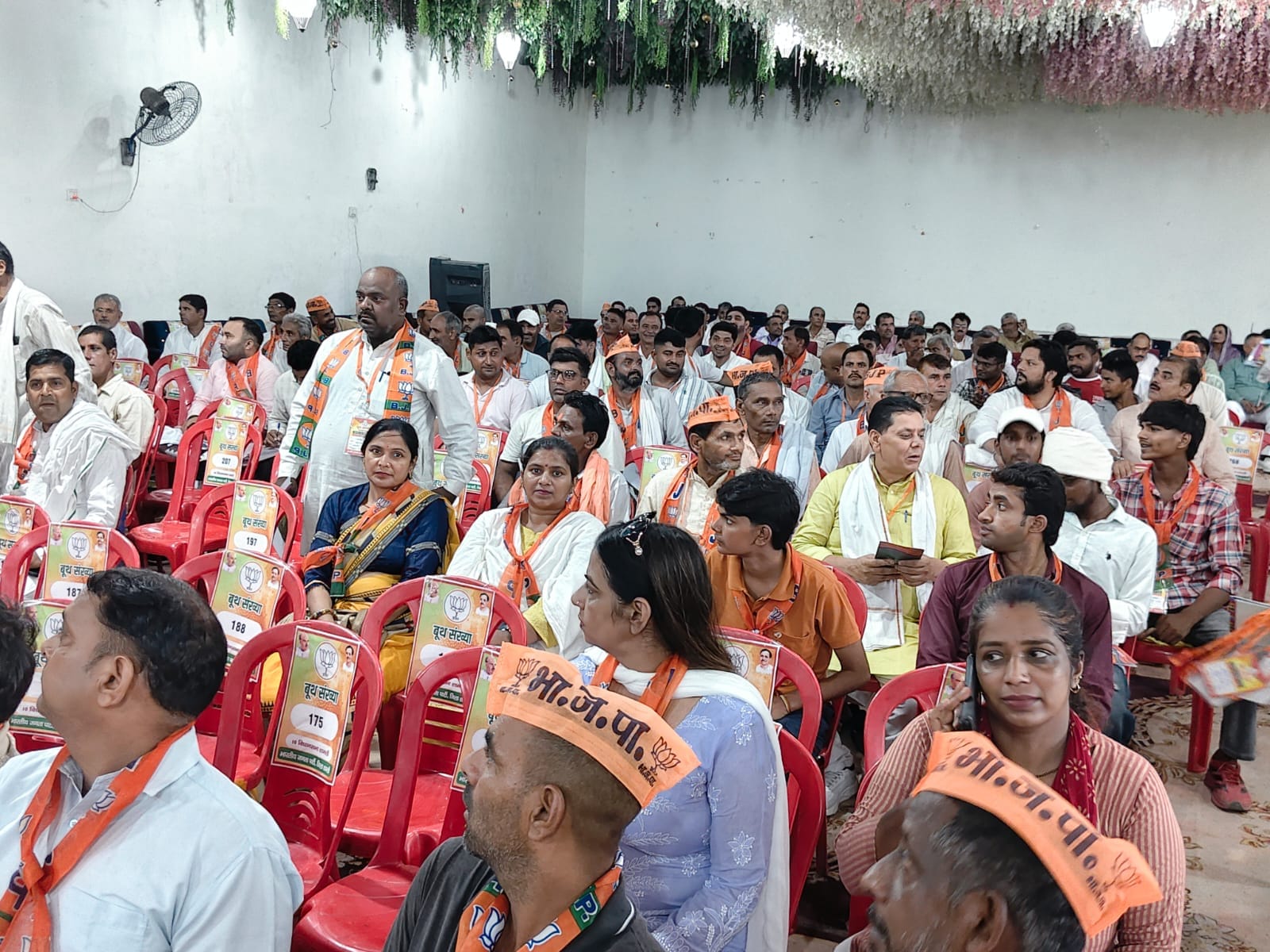 भाजपा के बूथ सम्मेलन में मौजूद कार्यकर्ता। भाजपा