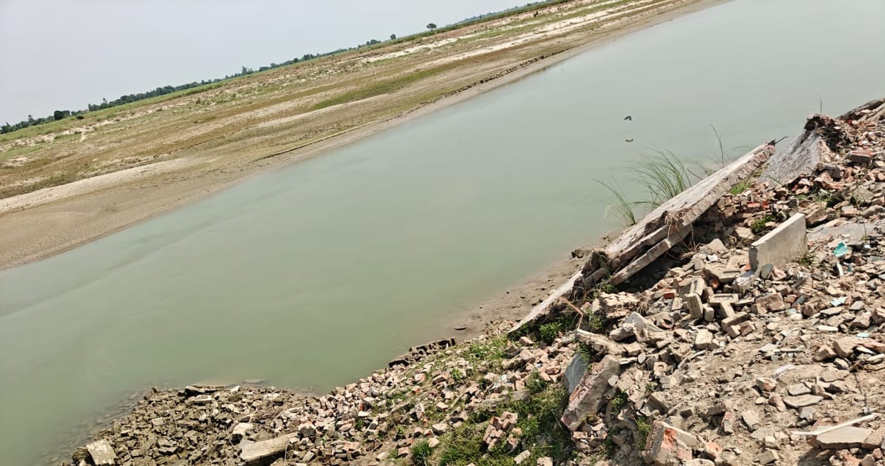 Rapti river erosion in the fields is increasing, farmers of the coastal villages are scared.