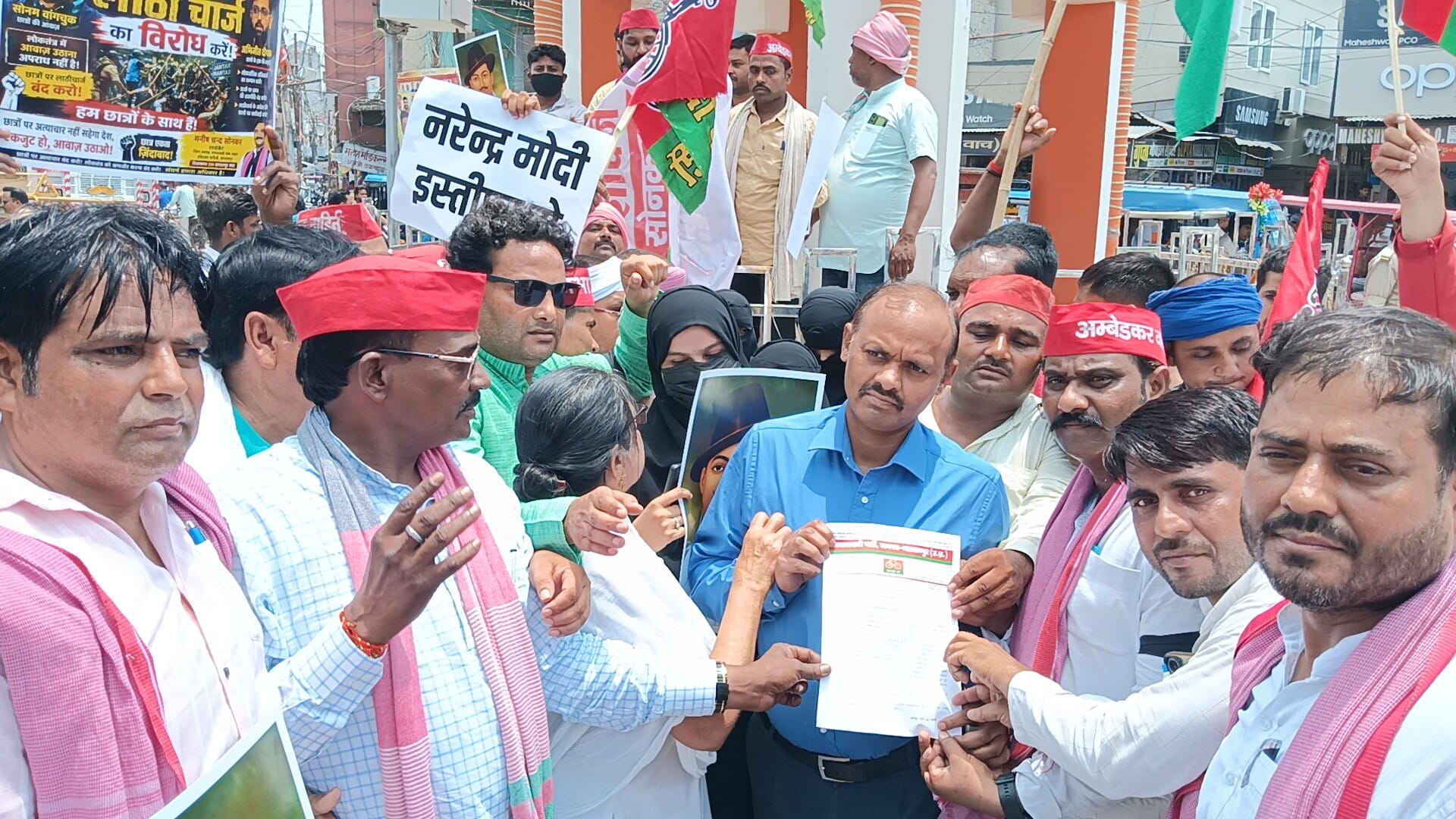 बलरामपुर के वीर विनय चौराहे पर ज्ञापन सौंपते समाजवादी पार्टी के पदाधिकारी ।