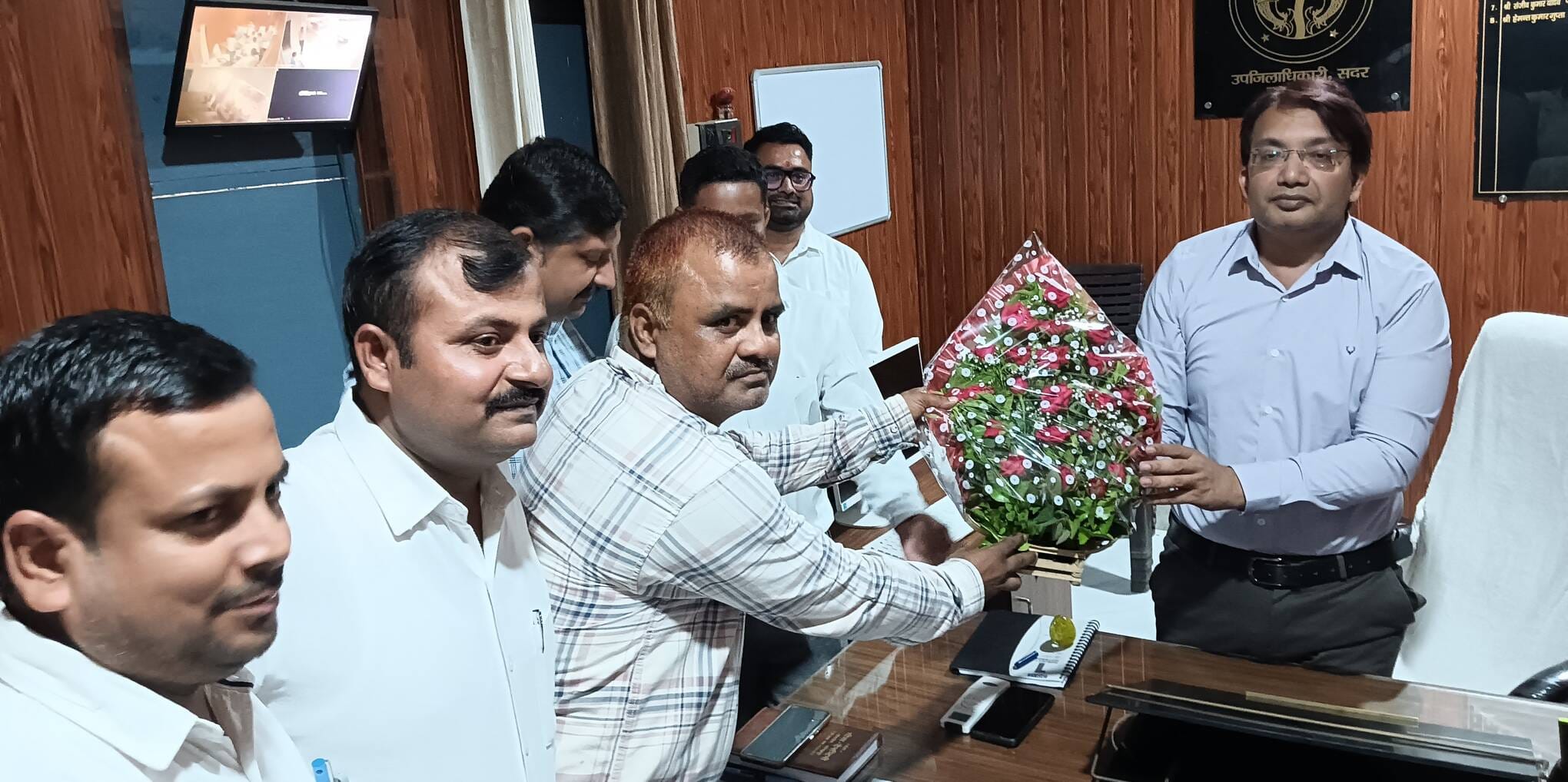बलरामपुर में नवागत एसडीएम का स्वागत करते लेखपाल संघ के पदाधिकारी 
