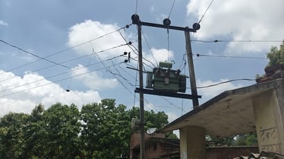 बरही गांव के दलित बस्ती में लगा जला हुआ ट्रांसफॉर्मर। संवाद