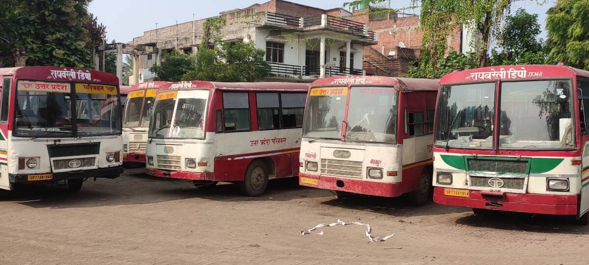 बस स्टेशन परिसर पर कानपुर को जाने वाली खड़ी बसें।