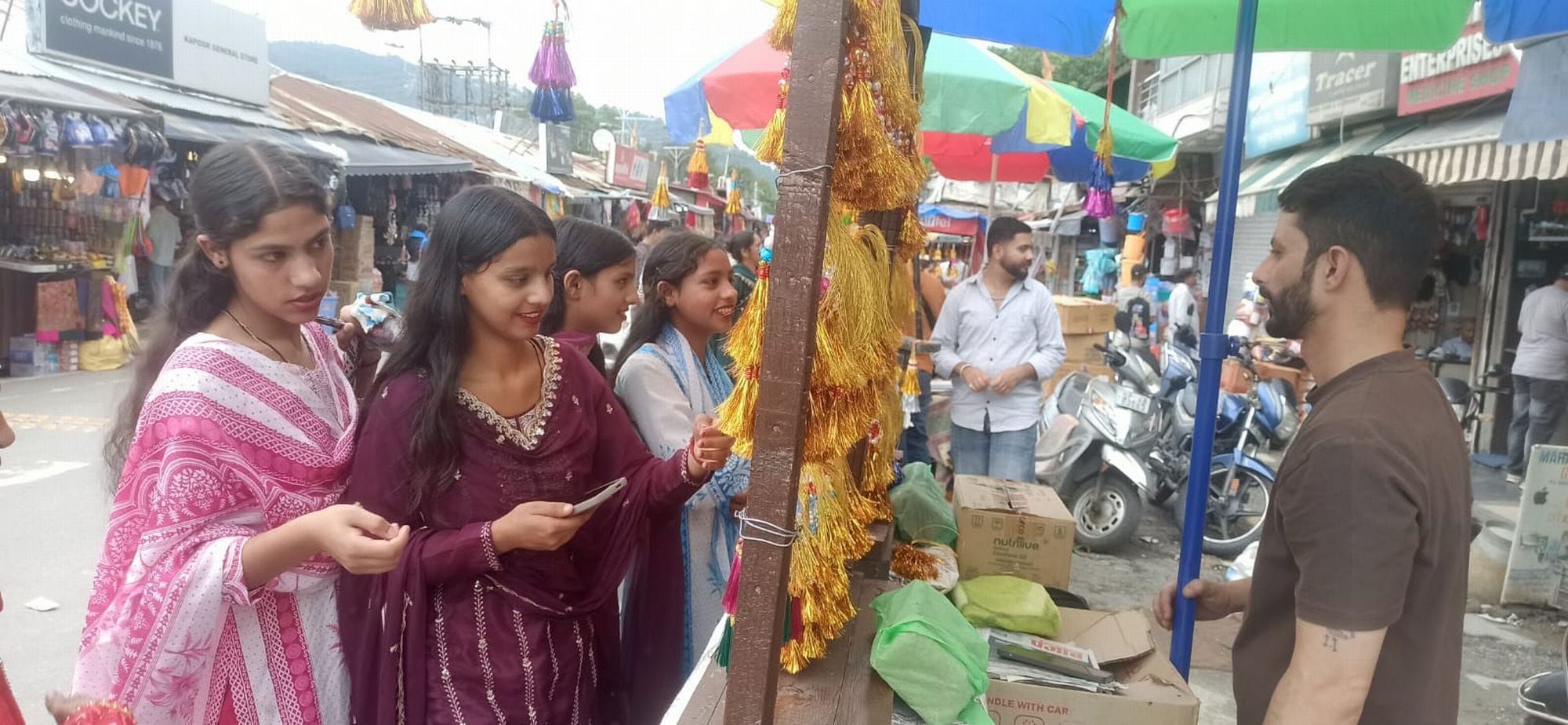 चंबा में मिंजर मेले को लेकर भाईयों के लिए मिंजर की खरीदारी करती युवतियां।संवाद