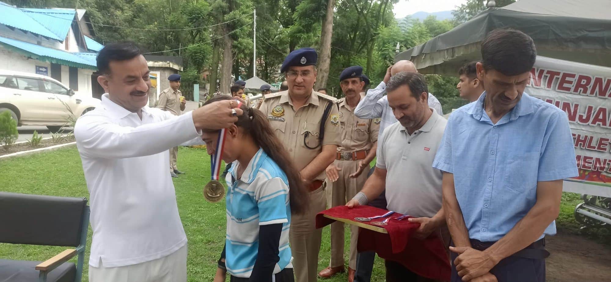 चंबा मिंजर मेला एथ्लैटिक्स प्रतियोगिता के विजेता रहे खिलाड़ियों को मेडल पहना सम्मानित करते मुख