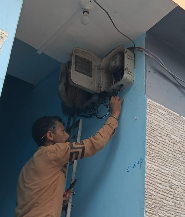 चंबा शहर में स्मार्ट मीटर लगाते कंपनी के कर्मचारी। संवाद।