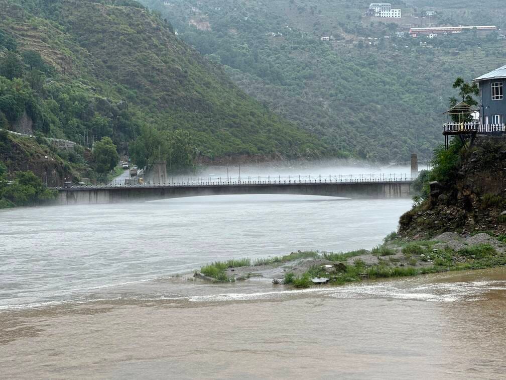 चिनाब दरिया मे बढ़ा जलस्तर।