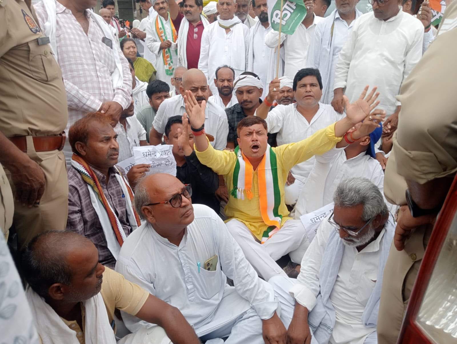 चंदौली में धरना देते कांग्रेस कार्यकर्ता। स्रोत:-जागरूक पाठक