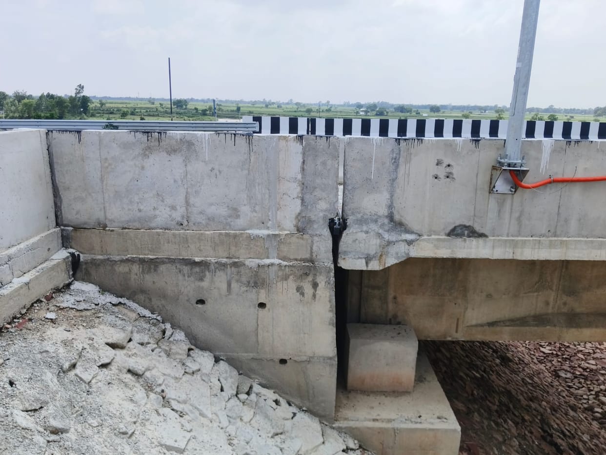 Half-foot gap appears in the expansion joint of a 70-meter-long bridge on the Ganga Expressway.