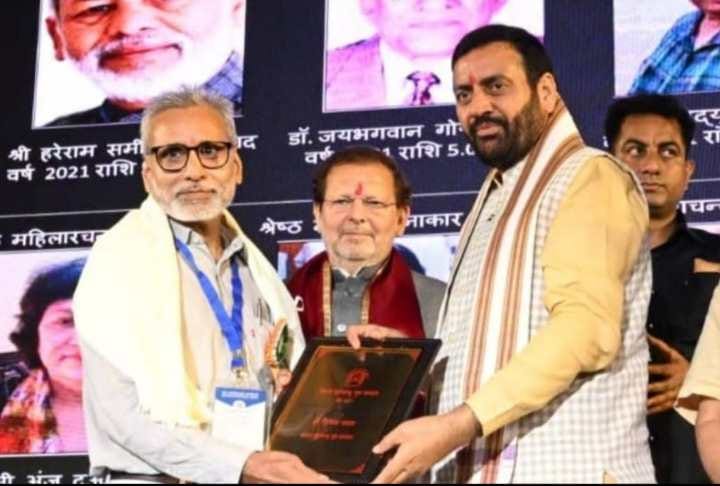Raghuvindra Yadav receives the Lala Deshbandhu Gupta Award.