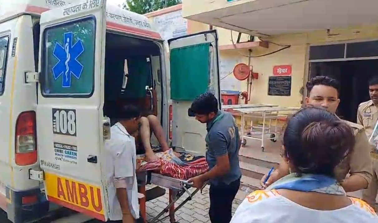 फोटो-13-झुलसे हृदयेश को एंबुलेंस से कानपुर ले जाते परिजन। संवाद