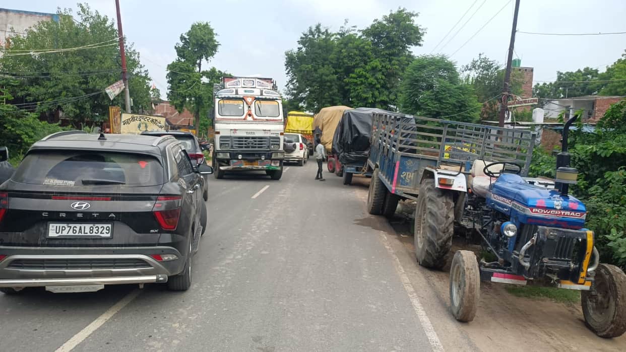 Traffic jam lasted for an hour due to maize loading.