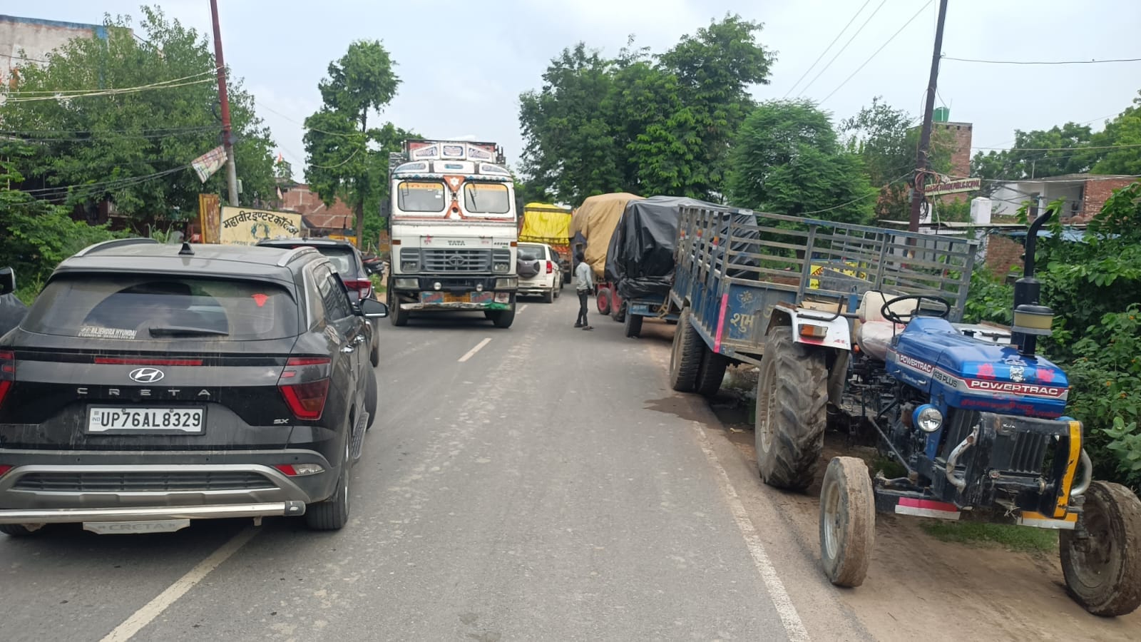 फोटो-13 कायमगंज बाईपास पर नगला खैरबंद में सड़क पर फंसे वाहन। संवाद