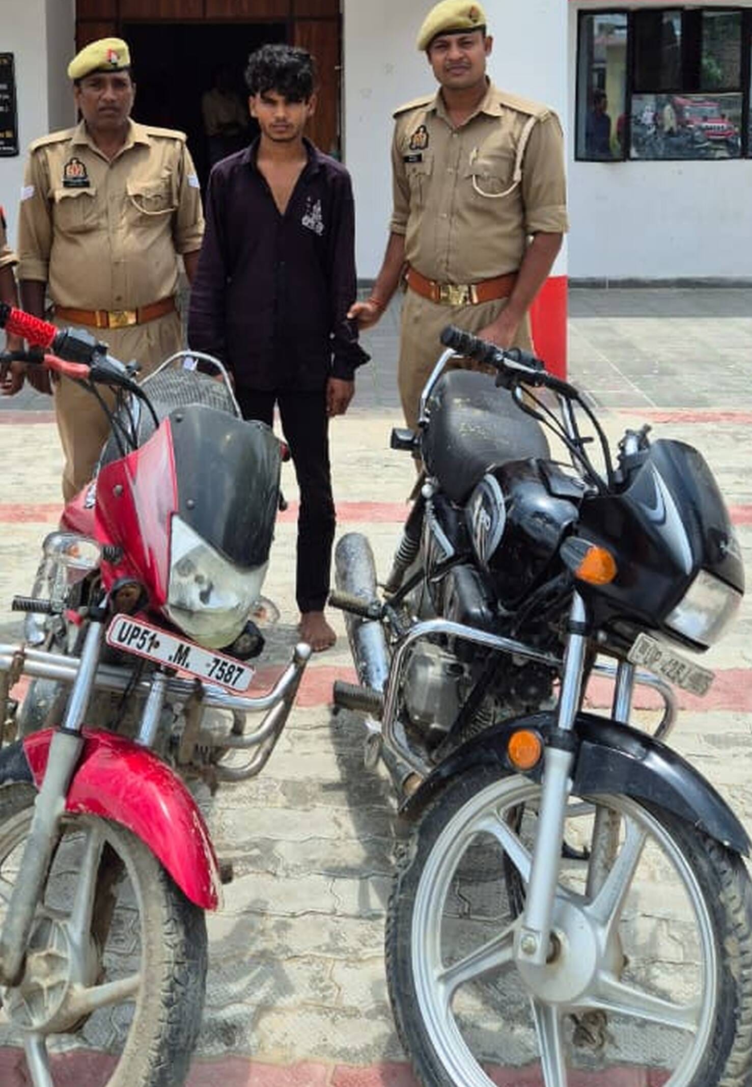 फोटो-14-बलरामपुर के तुलसीपुर थाने में मौजूद पकड़े गए अभियुक्त व बरामद बाइक।-स्रोत:विभाग