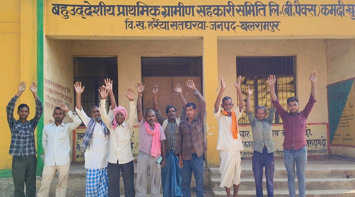 फोटो-22- हरैया सतघरवा क्षेत्र के कमदी खुर्द गांव में खाद को लेकर प्रदर्शन करते किसान। संवाद