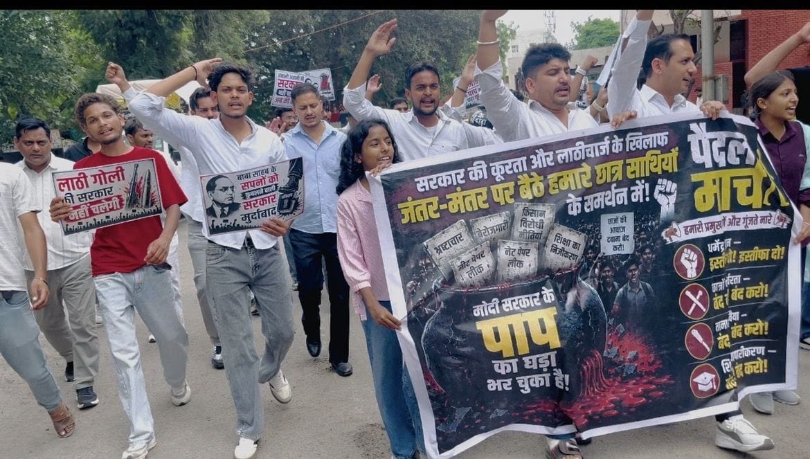 In protest against the lathicharge on students and youth at Jantar Mantar in Delhi