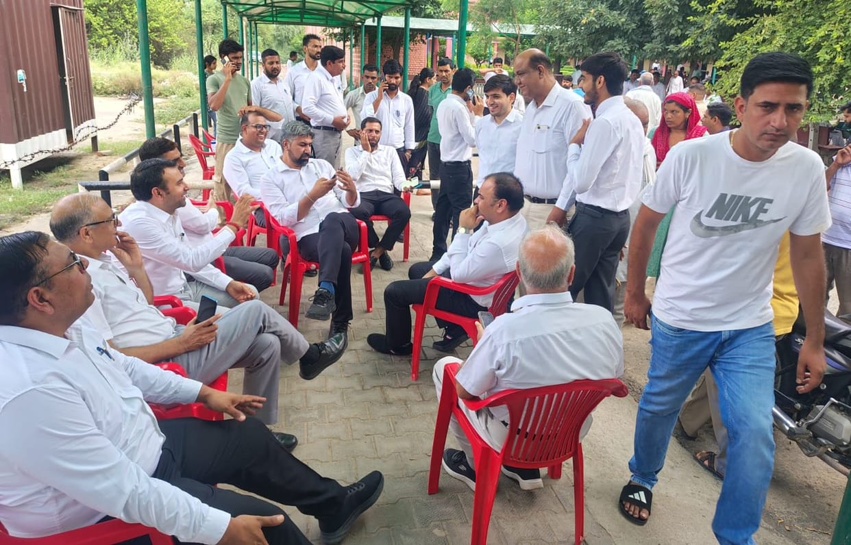 District Bar Association protested against the lathicharge in Delhi