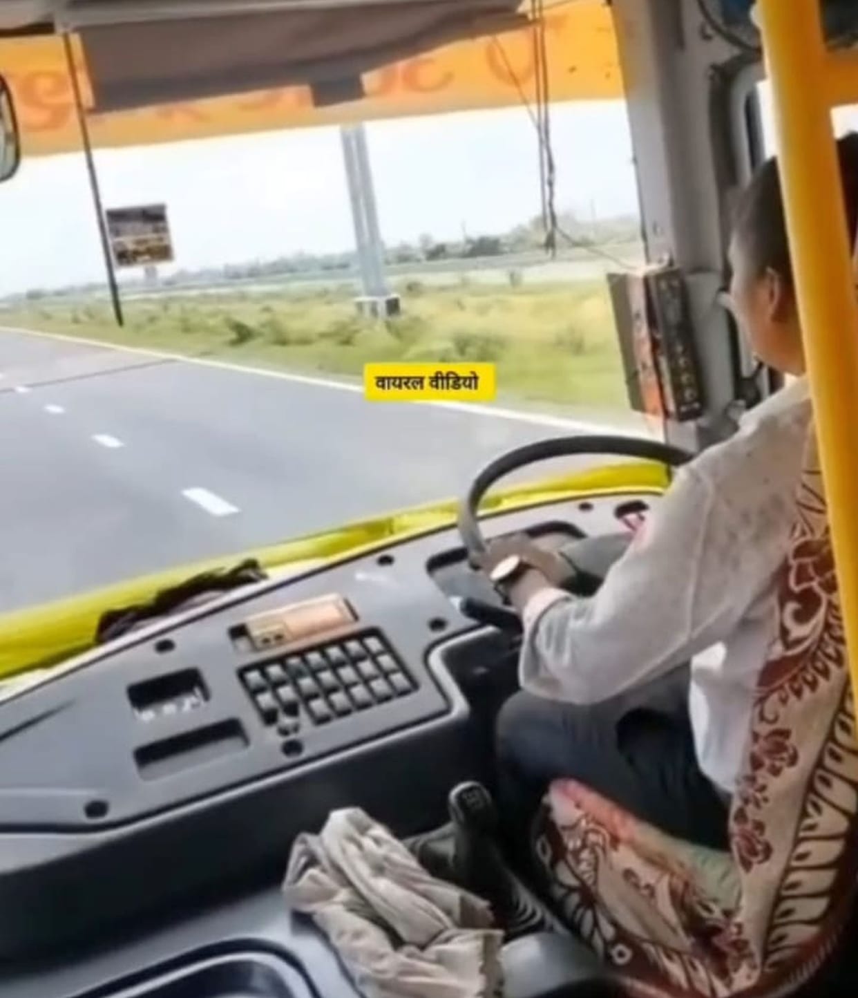 Female conductor drove the bus on the expressway, putting passenger safety at risk.