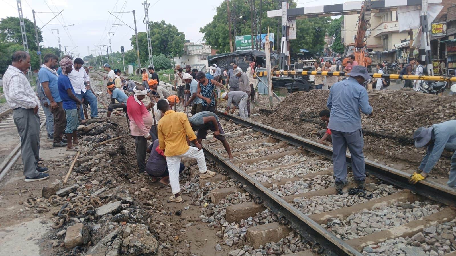 फोटो-34-लोकनगर रेलवे क्रॉसिंग पर ट्रैक की मरम्मत करते कर्मी। संवाद