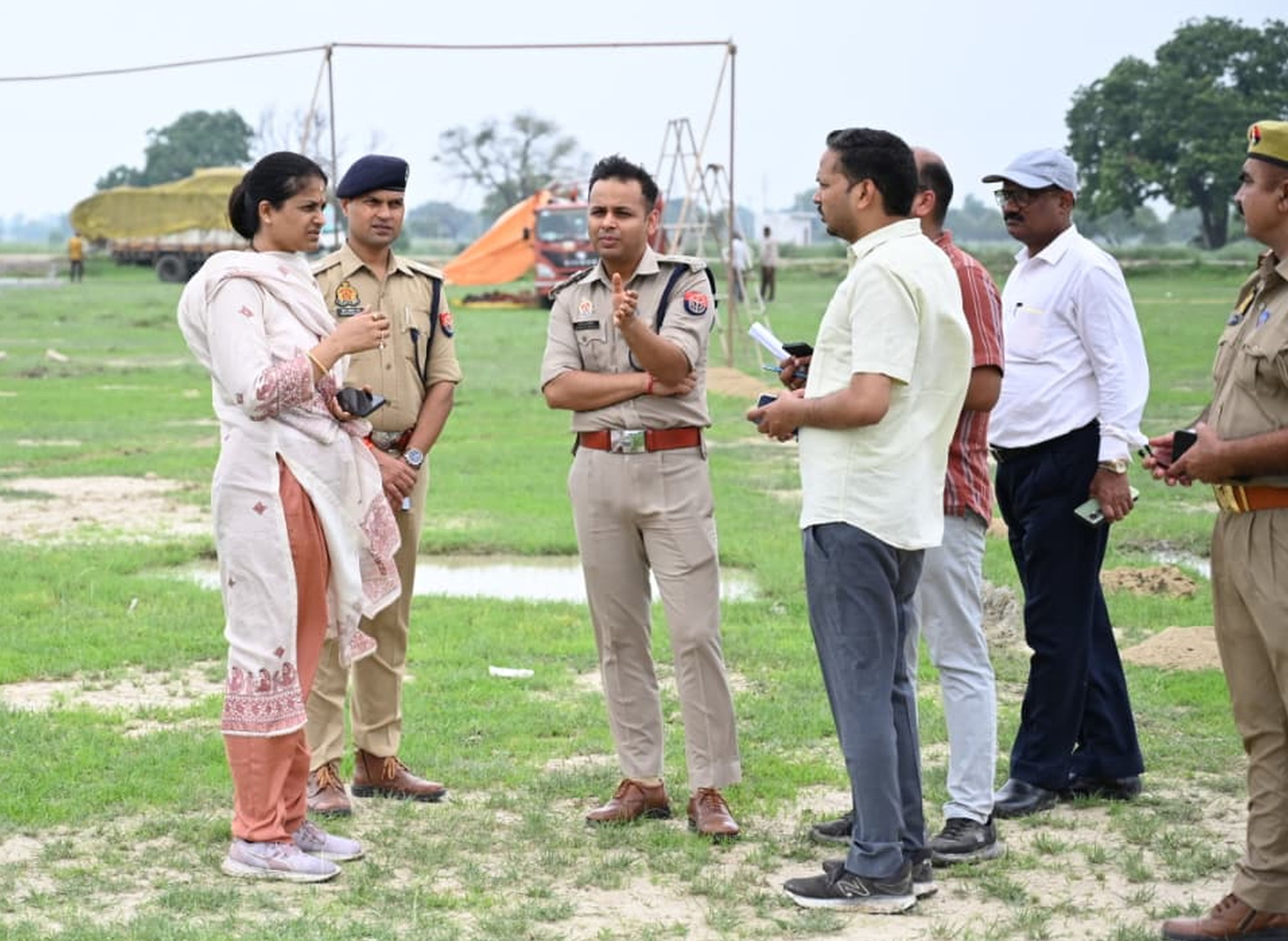 फोटो-39-कार्यक्रम स्थल पर तैयारियों का निरीक्षण करते डीएम व एसपी। संवाद
