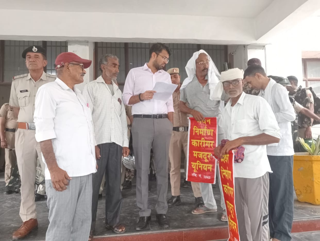 Construction workers protest at the Mini-Secretariat; 13 demands include launching an online platform.