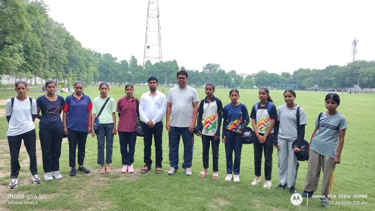 Ten girls from the district showcased their prowess in the divisional women's handball team