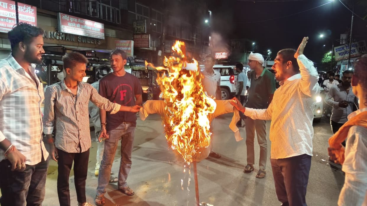 Bajrang Dal activists burn effigy of CJP chief, demand invocation of NSA