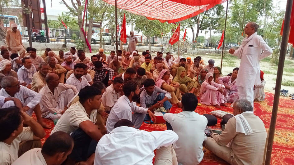 फतेहाबाद। ग्रामीण सफाई कर्मचारियों के धरने को संबोधित करते कर्मचारी नेता बेगराज। संगठन