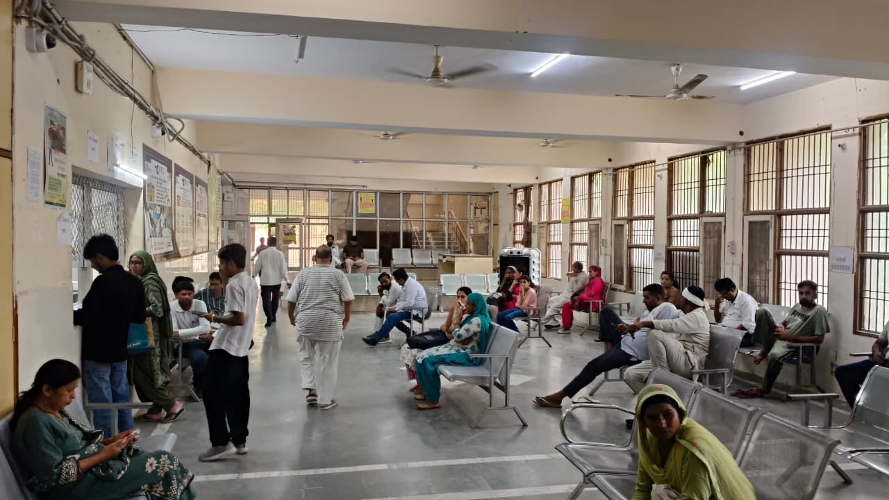 फतेहाबाद। ई-दिशा केंद्र में रजिस्ट्री शाखा में मौजूद लोग। संवाद