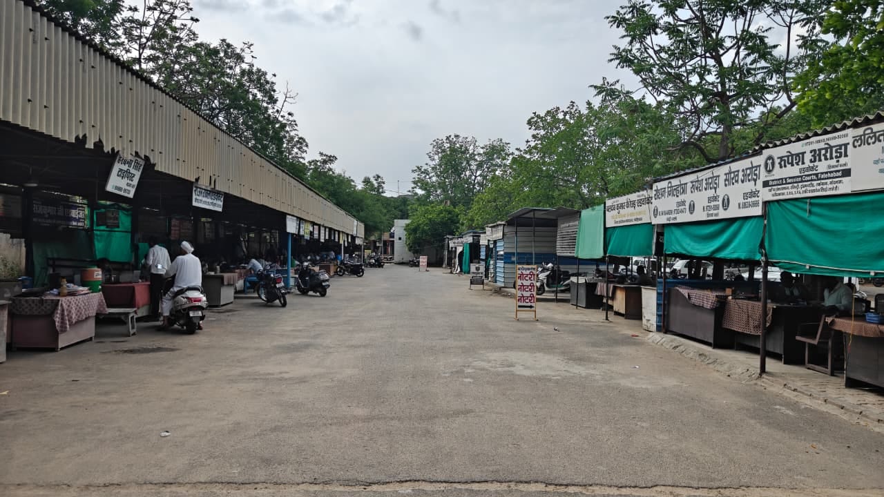 फतेहाबाद। लघु सचिवालय में टाइपिस्टों के बैठने की जगह। 