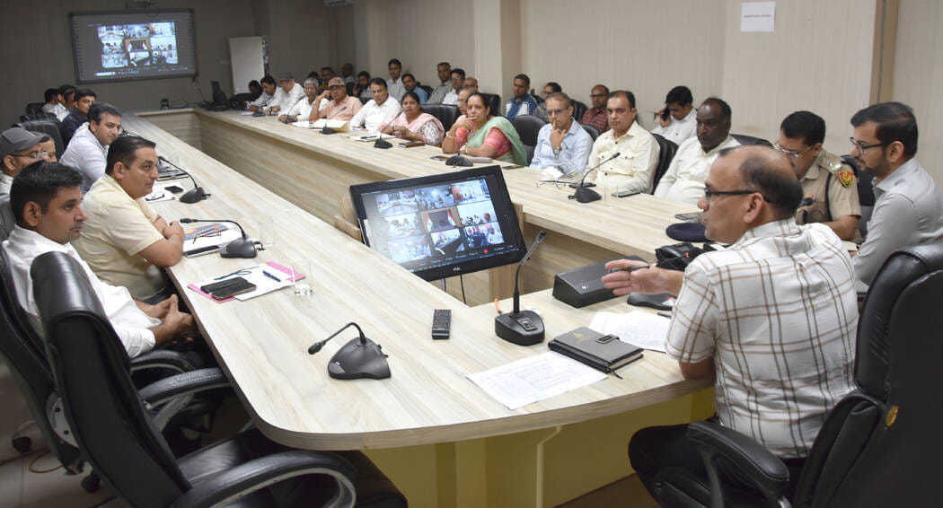 फतेहाबाद। समाधान शिविर में नागरिकों की समस्याएं सुनने उपरांत अधिकारियों को निर्देश देते डीसी डॉ
