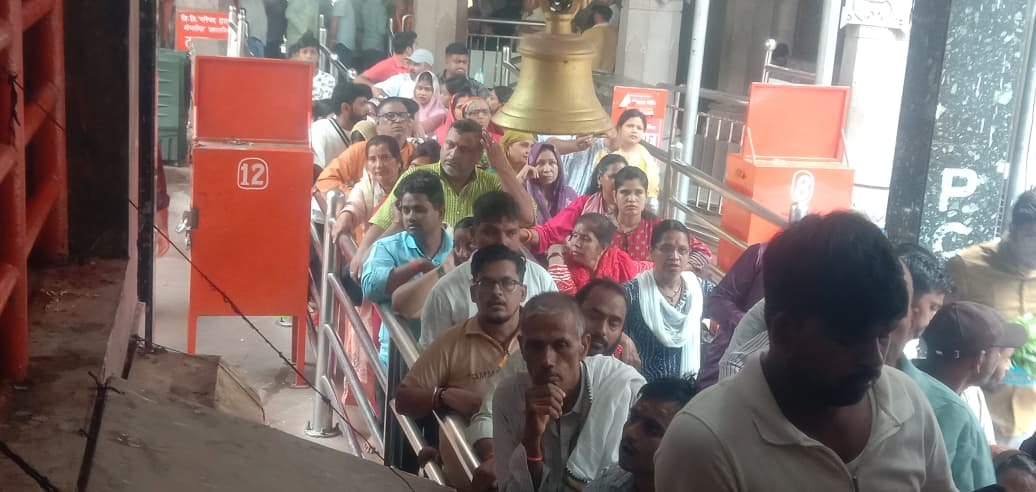 Devotees offered prayers at Vindhyadham on Navami.