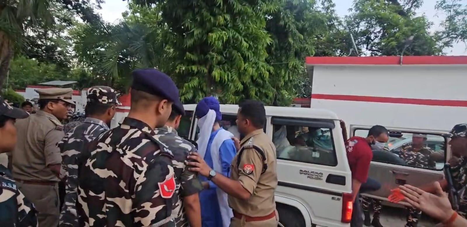 गिरफ्तार किए गए आरोपी व उन्हें ले जाते जवान।