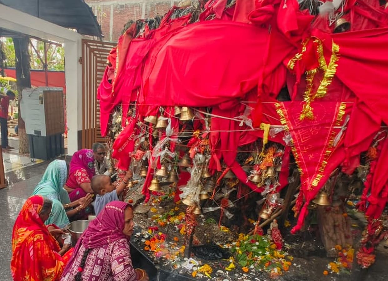 Devotees bowed their heads in reverence at Baba's shrine.