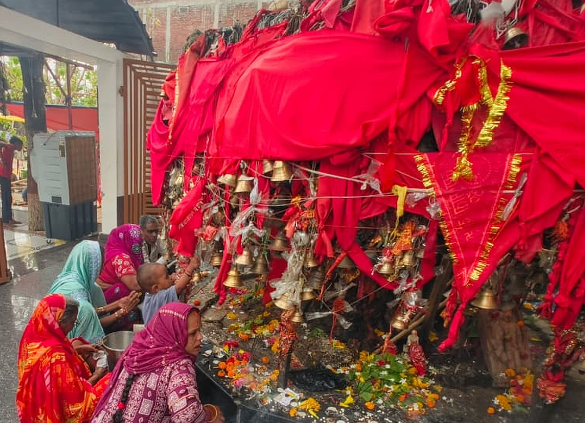 गौरीगंज स्थित लोदी बाबा धाम में दर्शन-पूजन करते श्रद्धालु। -संवाद