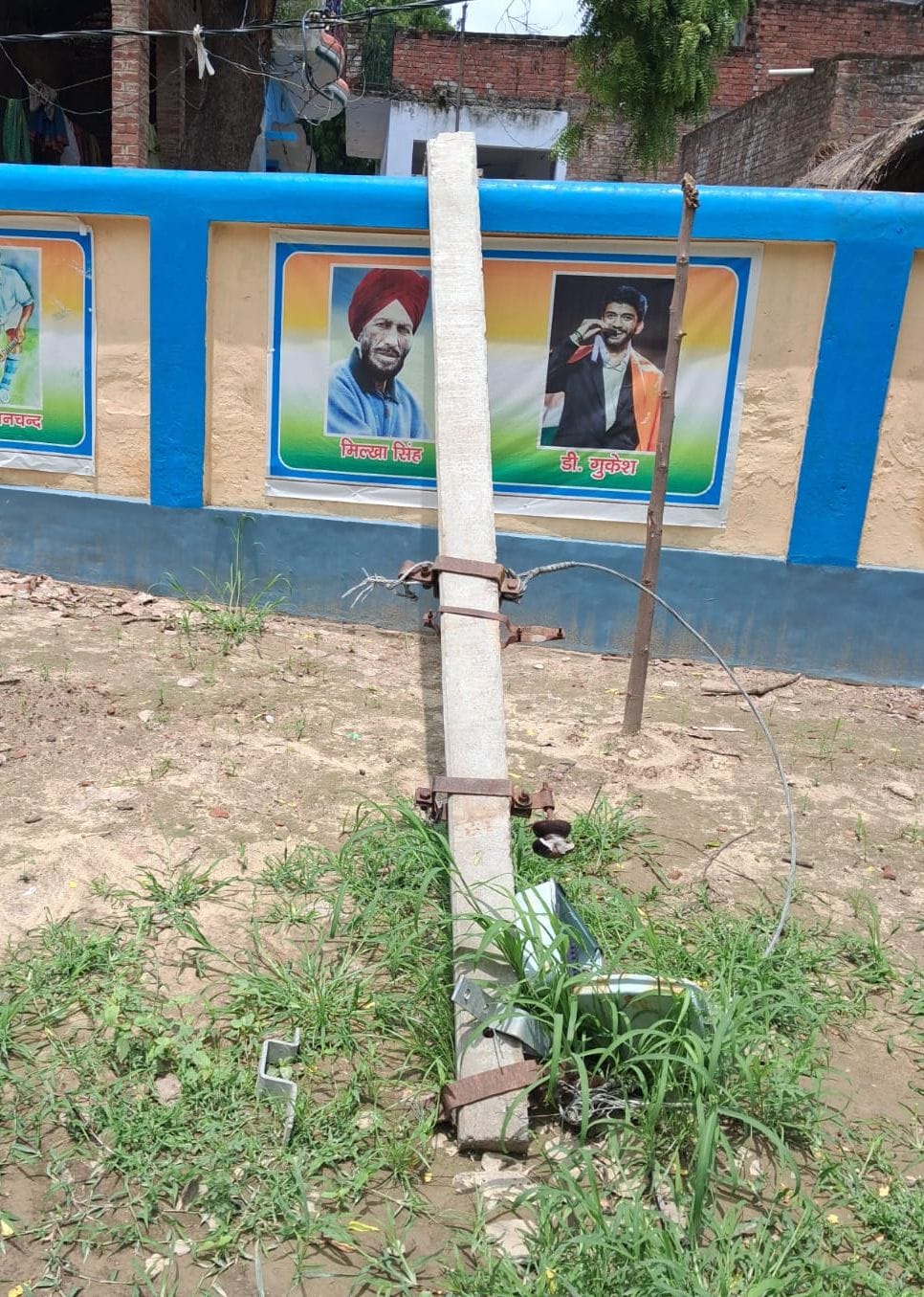 गदागंज के धूता गांव में टूटा पड़ा खंभा।