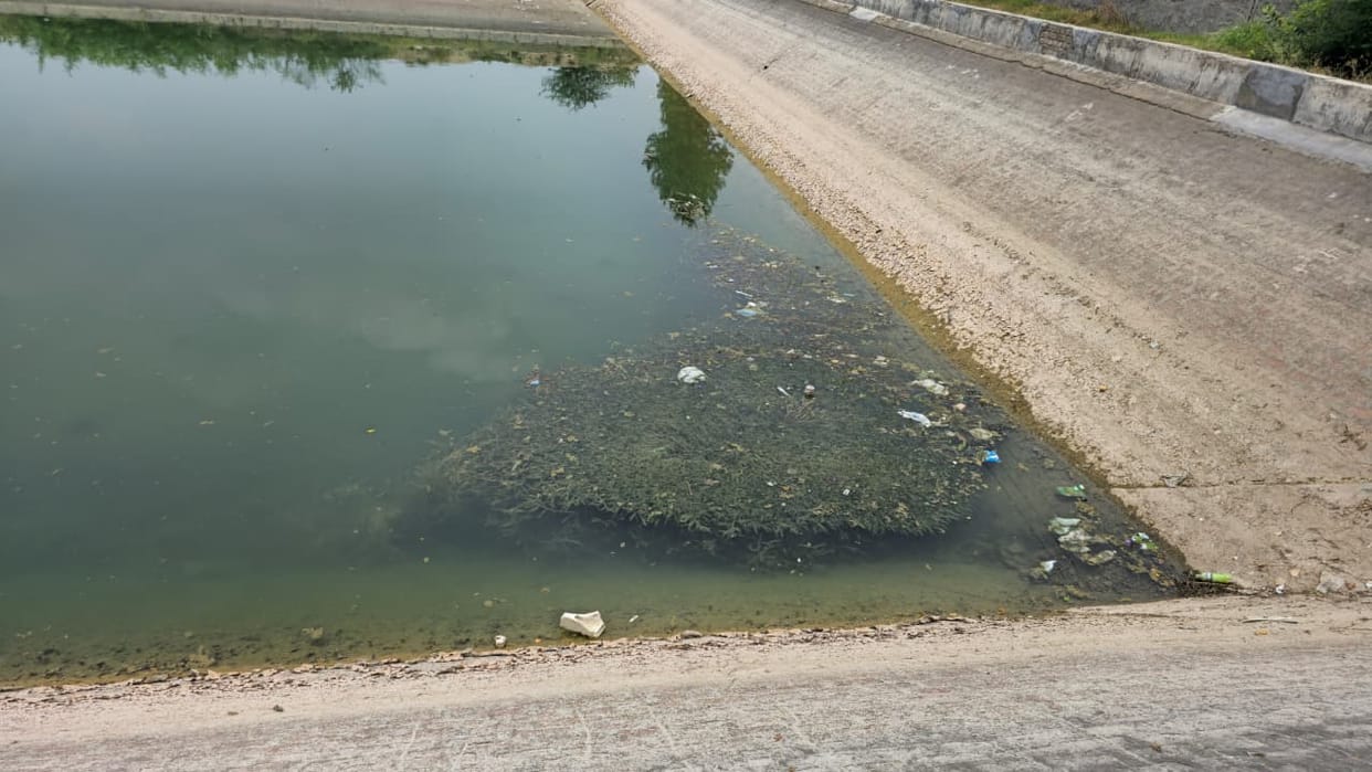 Villagers expressed their anger over the drinking water crisis and reached the water plant to express their anger.