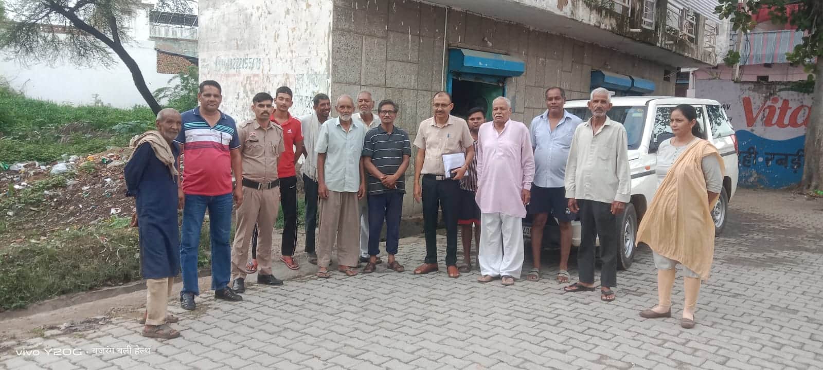 गांव गिंदोखर में ग्रामीणों को जागरूक करते पुलिस टीम। स्त्रोत: पुलिस