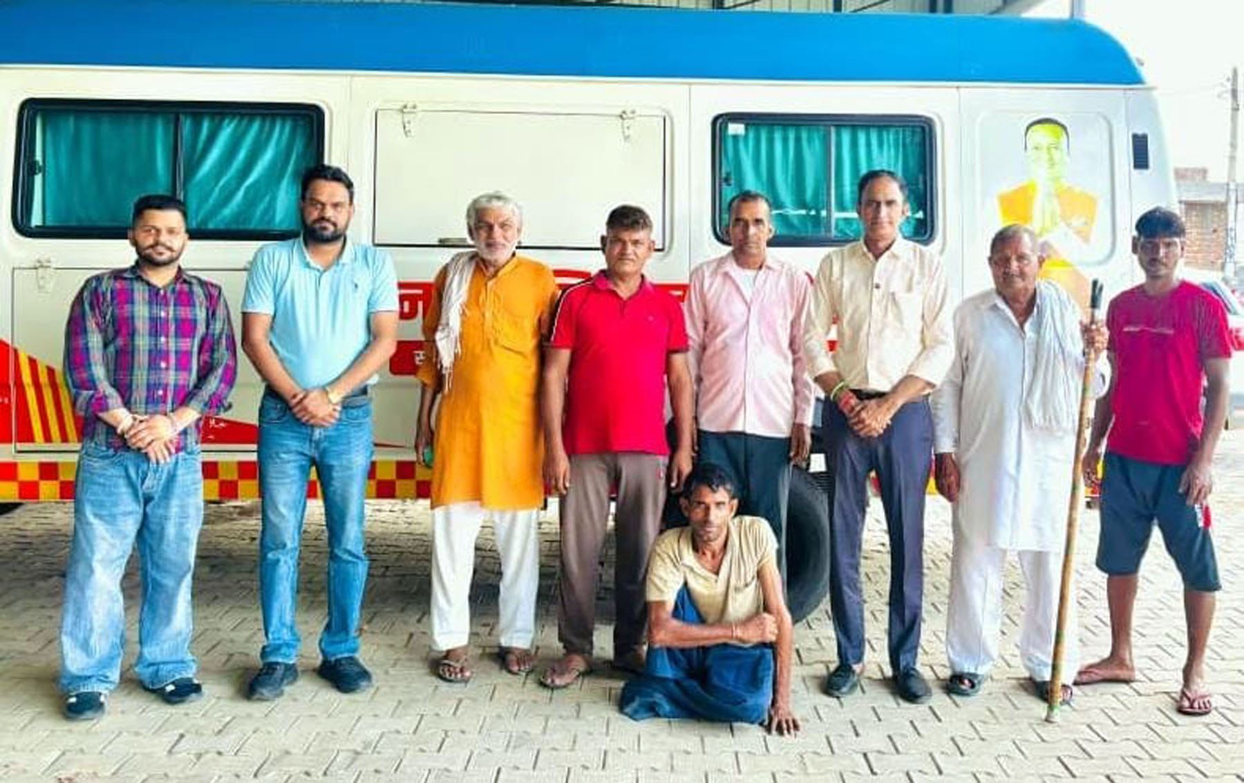 गांव देबवन में मौजूद नवीन जिन्दल फाउंडेशन की टीम