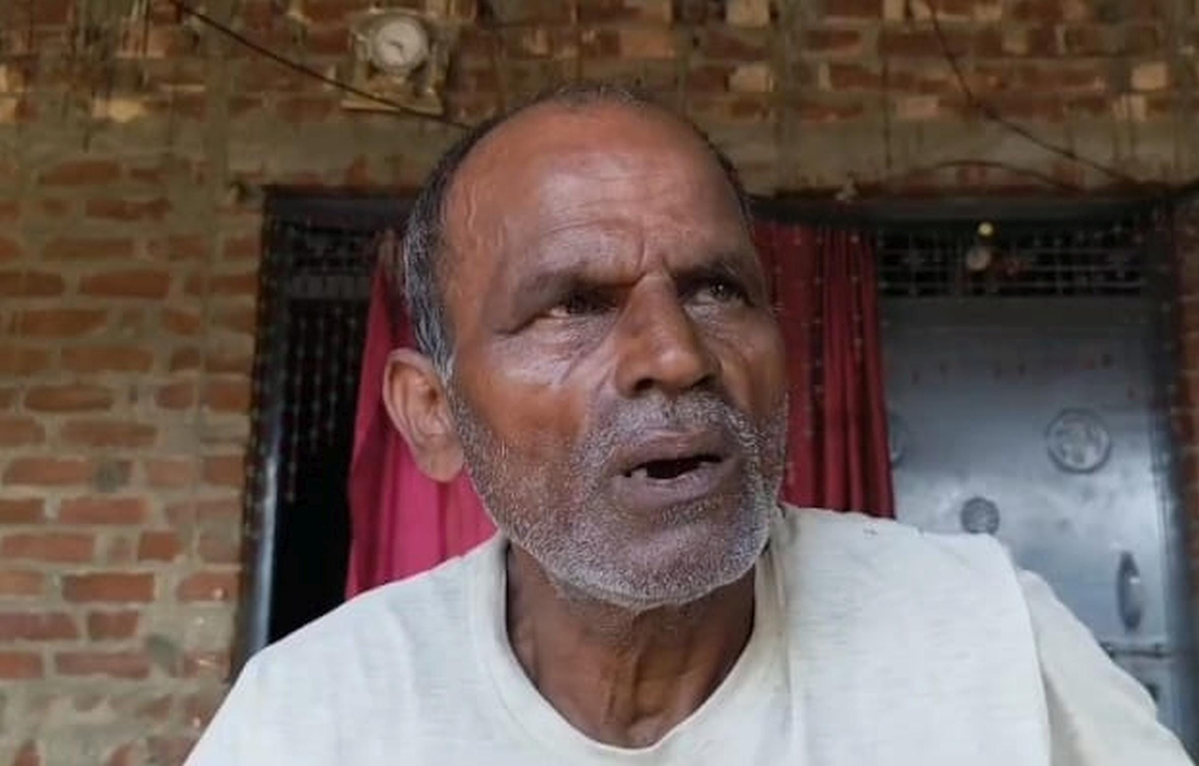 घटना की जानकारी देता पिता, मृतका व मौके पर पहुंची पुलिस।